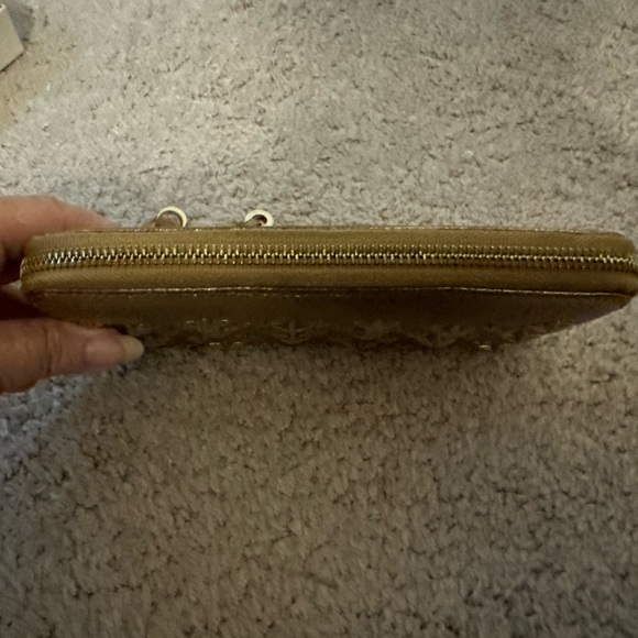 Beautiful Jimmy Choo crackle gold star studded full zip full size wallet - Picture 2 of 7
